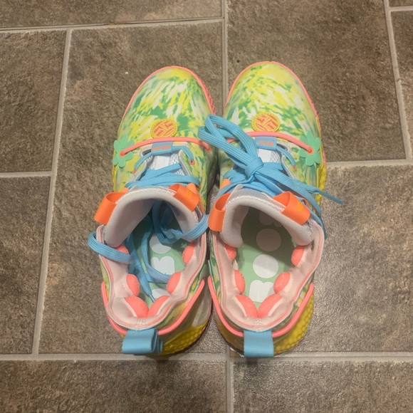 Athletic_Shoes